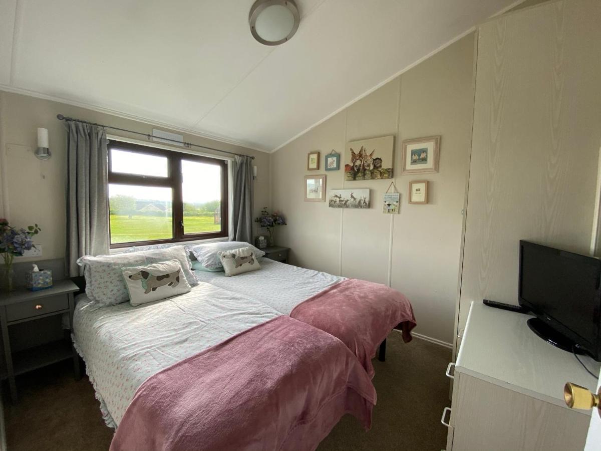 Rew Farm Country & Equestrian Accommodation - Sunrise Lodge Melksham Zewnętrze zdjęcie