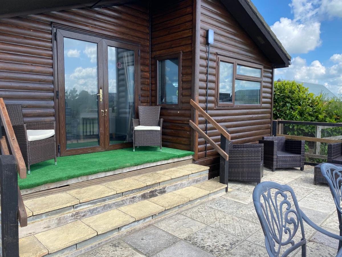 Rew Farm Country & Equestrian Accommodation - Sunrise Lodge Melksham Zewnętrze zdjęcie