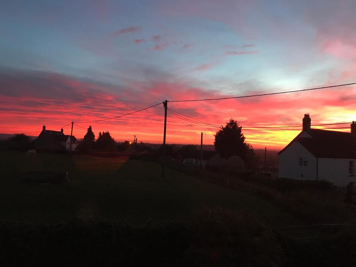 Rew Farm Country & Equestrian Accommodation - Sunrise Lodge Melksham Zewnętrze zdjęcie