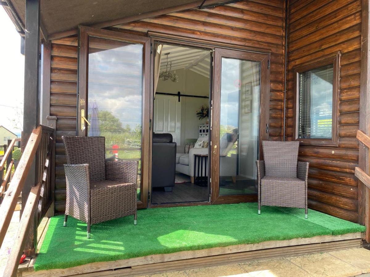Rew Farm Country & Equestrian Accommodation - Sunrise Lodge Melksham Zewnętrze zdjęcie